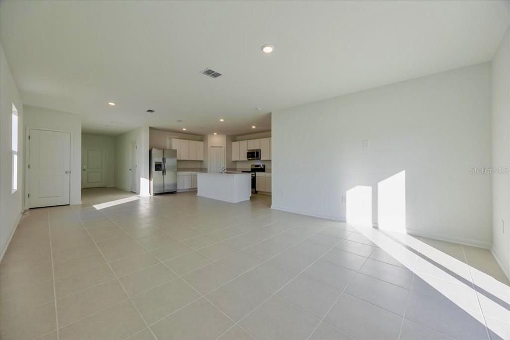 出租: $2,325 (6 贝兹, 3 浴室, 2463 平方英尺)