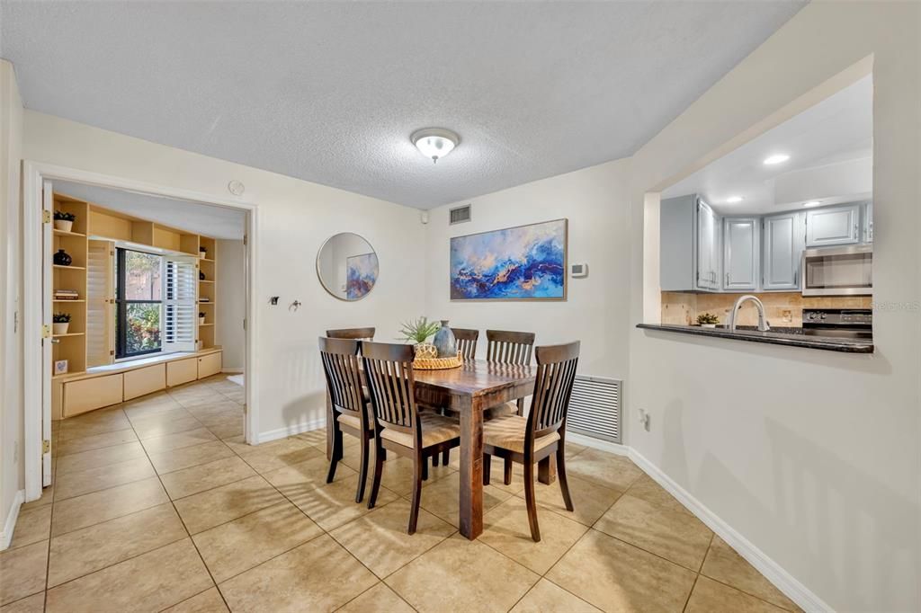 На продажу: $315,000 (2 спален, 2 ванн, 1380 Квадратных фут)