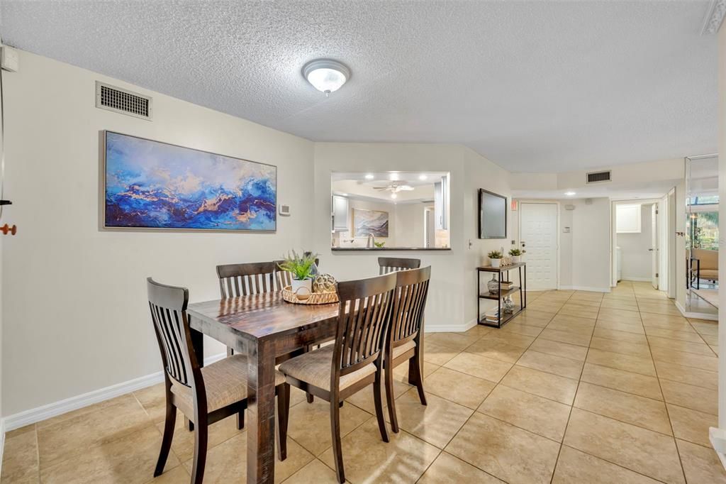 На продажу: $315,000 (2 спален, 2 ванн, 1380 Квадратных фут)