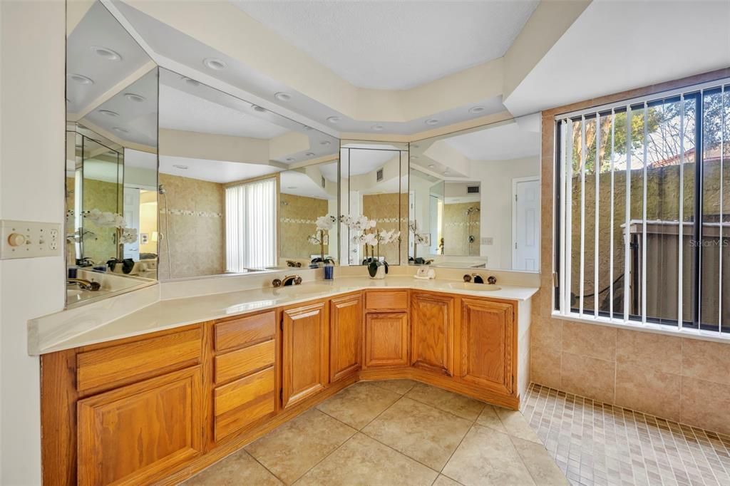 На продажу: $315,000 (2 спален, 2 ванн, 1380 Квадратных фут)