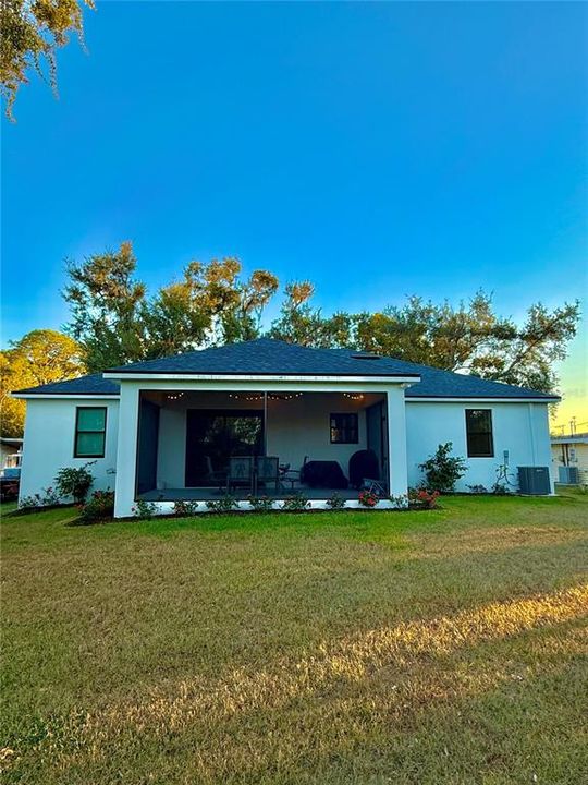 Под контрактом: $550,000 (3 спален, 2 ванн, 1744 Квадратных фут)