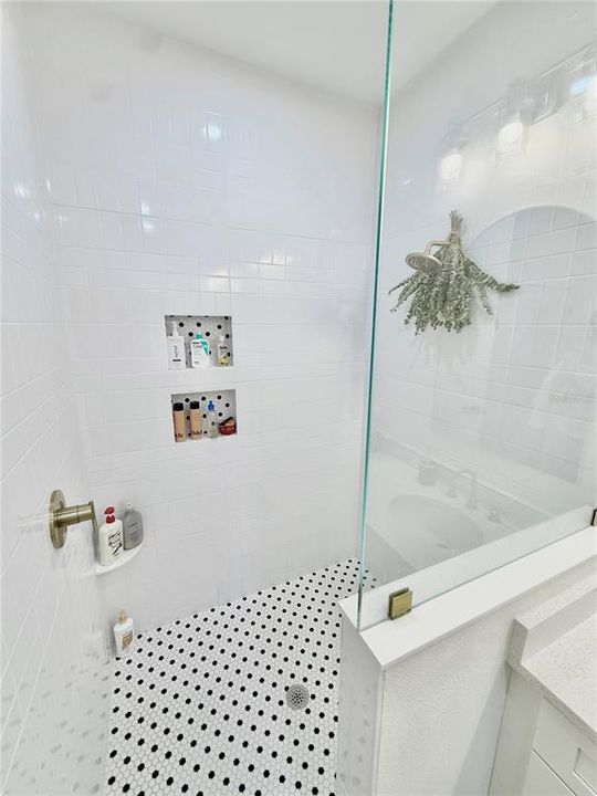 Под контрактом: $550,000 (3 спален, 2 ванн, 1744 Квадратных фут)