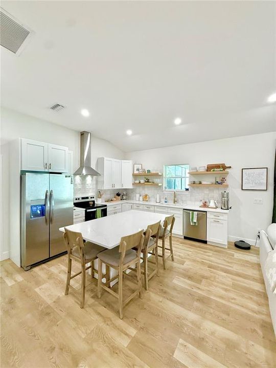 Под контрактом: $550,000 (3 спален, 2 ванн, 1744 Квадратных фут)