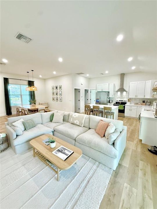 Под контрактом: $550,000 (3 спален, 2 ванн, 1744 Квадратных фут)