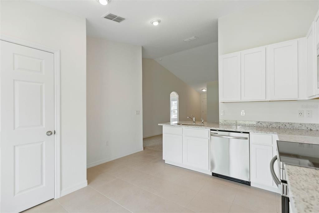 For Sale: $530,000 (6 beds, 0 baths, 1198 Square Feet)