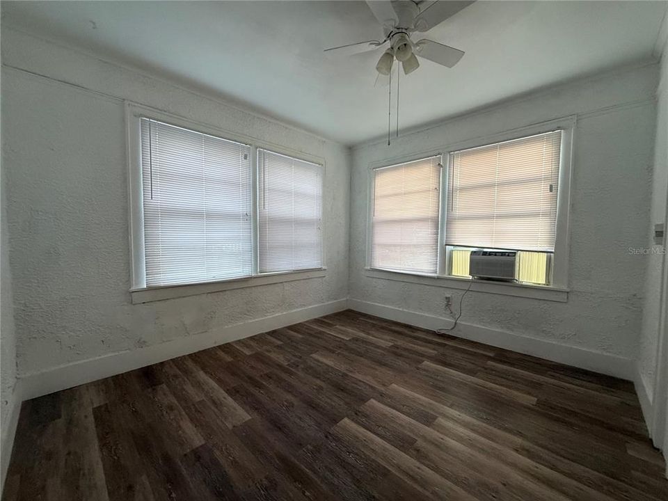 出租: $1,200 (2 贝兹, 1 浴室, 800 平方英尺)