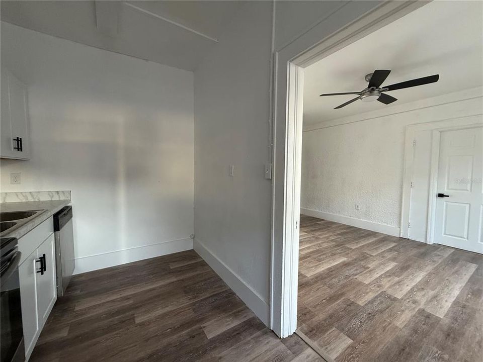 出租: $1,200 (2 贝兹, 1 浴室, 800 平方英尺)