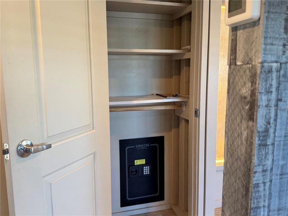 For Sale: $260,000 (2 beds, 1 baths, 914 Square Feet)