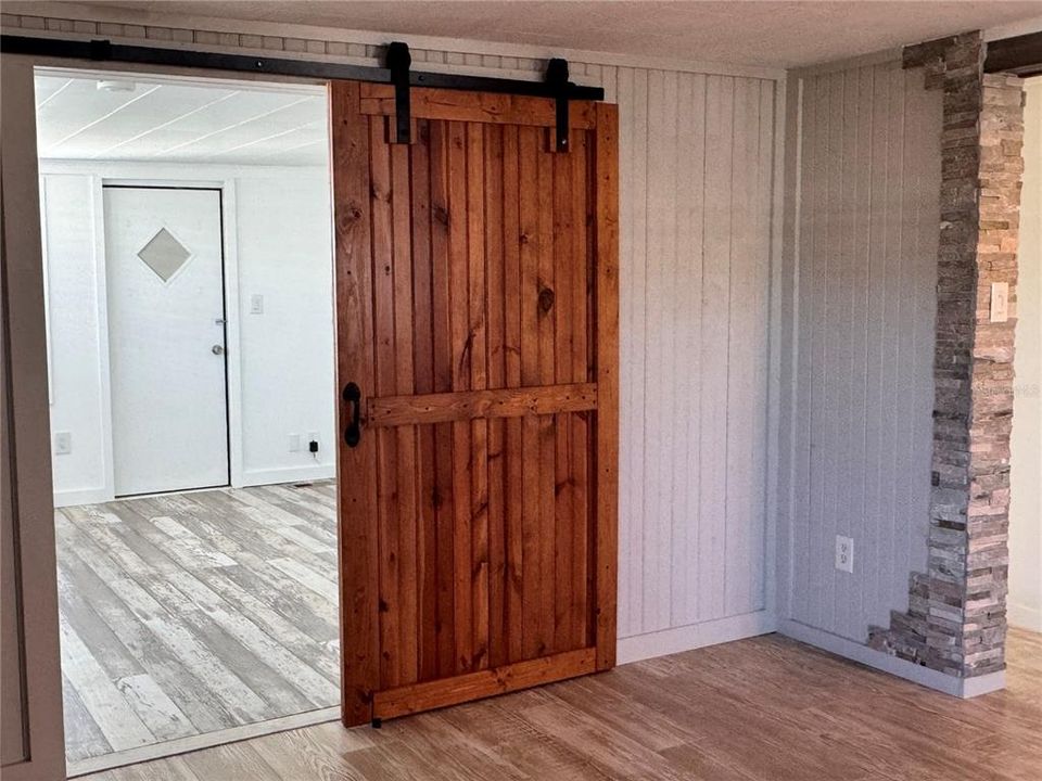 For Sale: $260,000 (2 beds, 1 baths, 914 Square Feet)