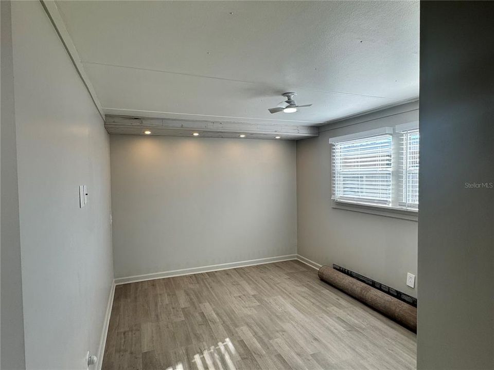 For Sale: $260,000 (2 beds, 1 baths, 914 Square Feet)