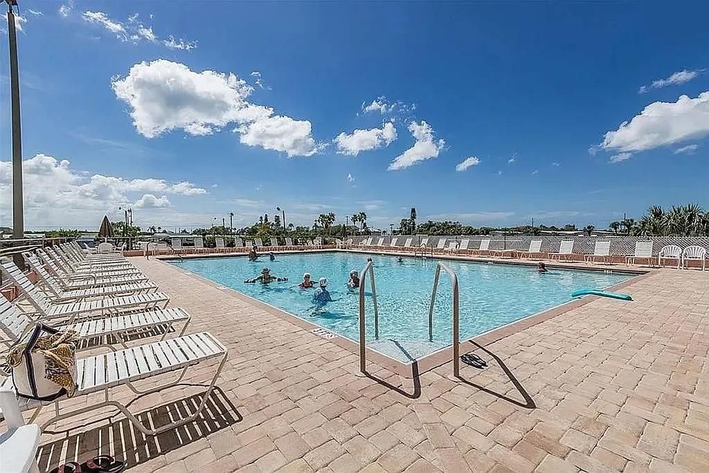 For Sale: $260,000 (2 beds, 1 baths, 914 Square Feet)