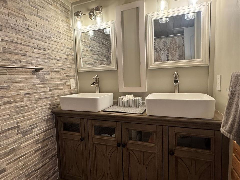 For Sale: $260,000 (2 beds, 1 baths, 914 Square Feet)