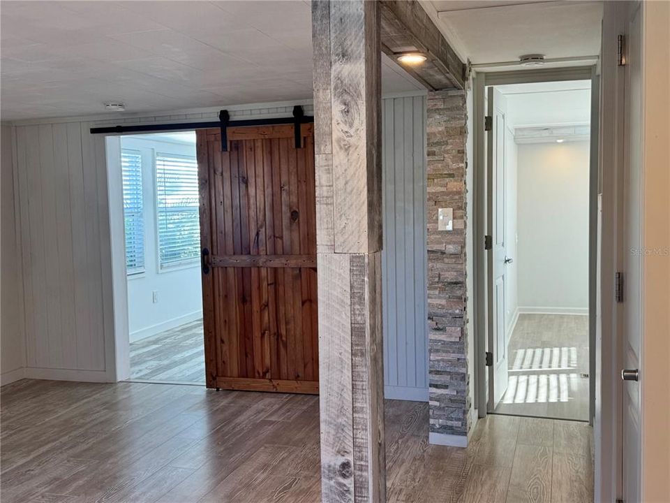 For Sale: $260,000 (2 beds, 1 baths, 914 Square Feet)