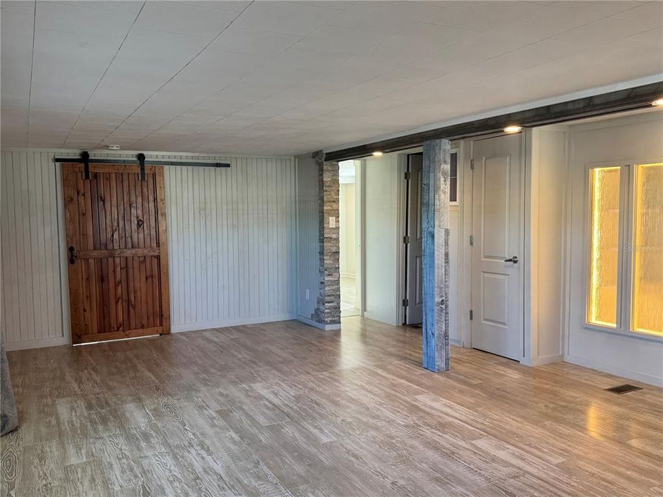 For Sale: $260,000 (2 beds, 1 baths, 914 Square Feet)