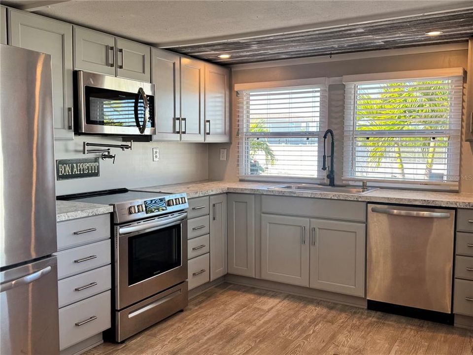 For Sale: $260,000 (2 beds, 1 baths, 914 Square Feet)