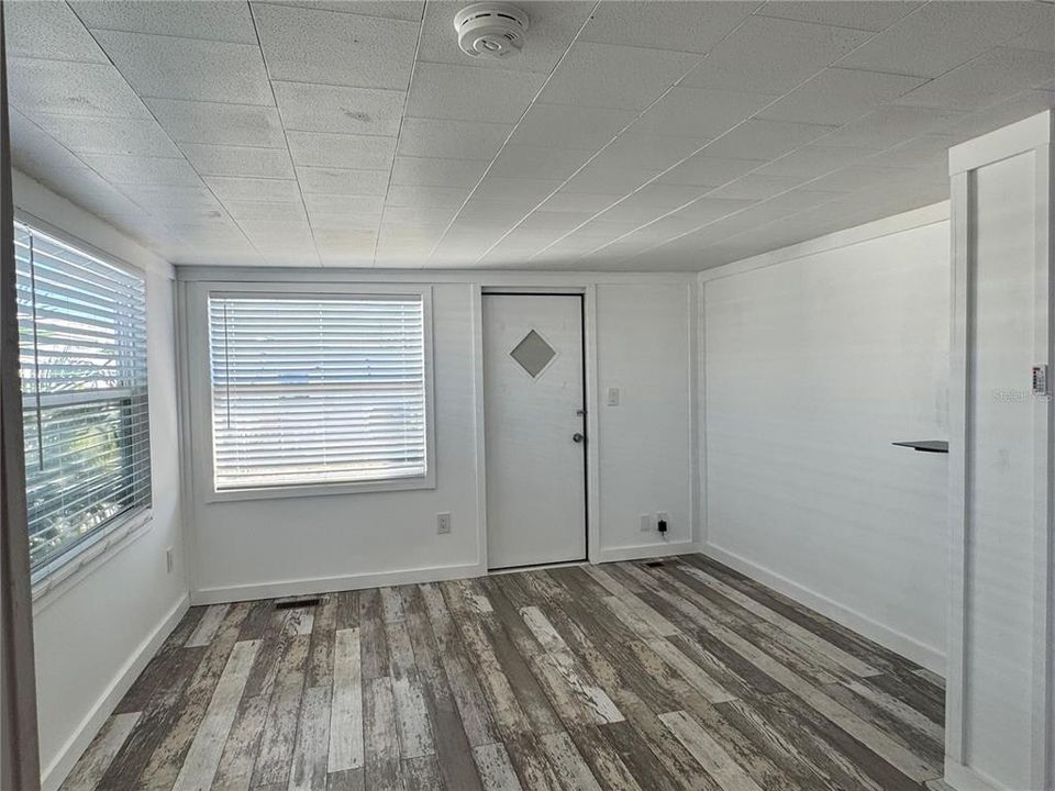 For Sale: $260,000 (2 beds, 1 baths, 914 Square Feet)