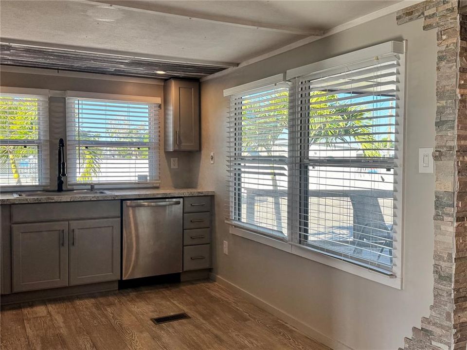 For Sale: $260,000 (2 beds, 1 baths, 914 Square Feet)