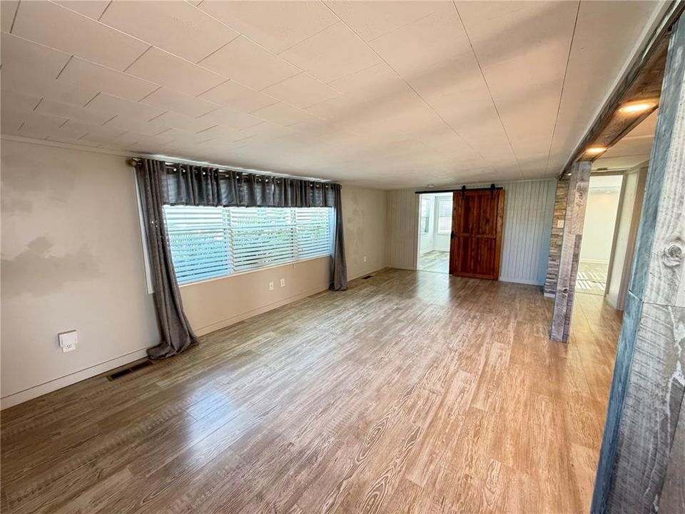 For Sale: $260,000 (2 beds, 1 baths, 914 Square Feet)