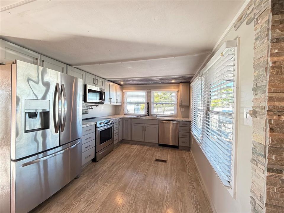 For Sale: $260,000 (2 beds, 1 baths, 914 Square Feet)