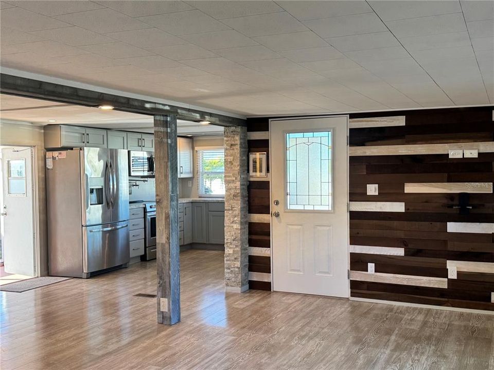 For Sale: $260,000 (2 beds, 1 baths, 914 Square Feet)