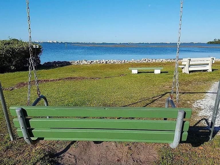 For Sale: $260,000 (2 beds, 1 baths, 914 Square Feet)