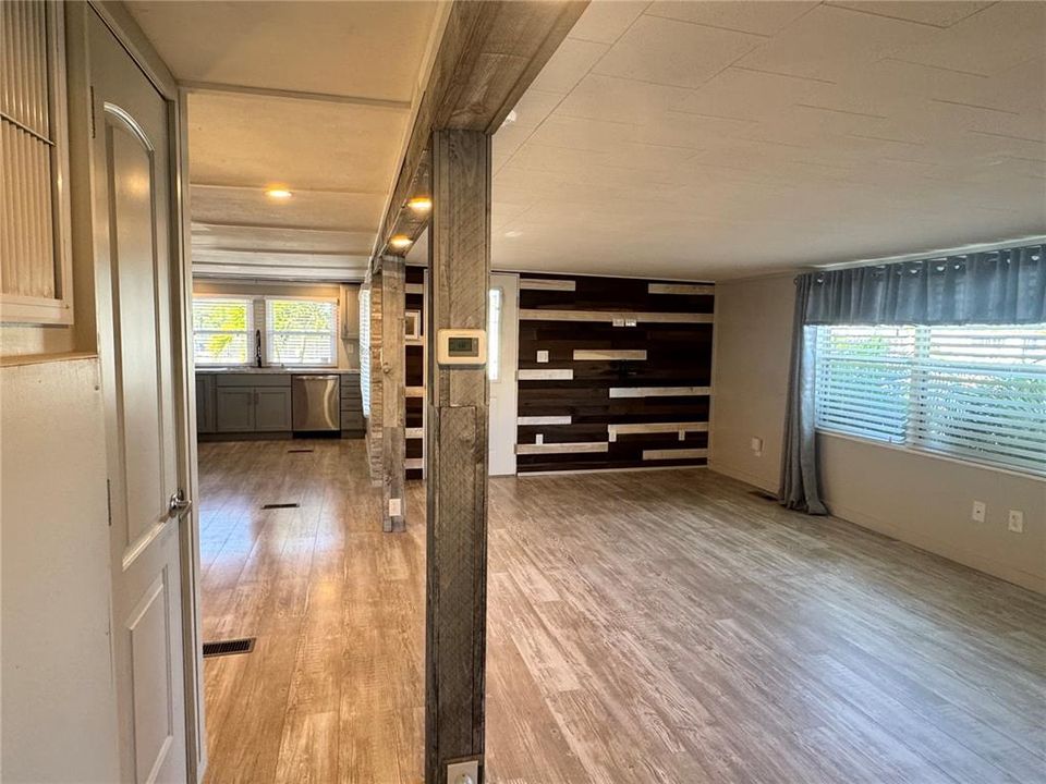 For Sale: $260,000 (2 beds, 1 baths, 914 Square Feet)