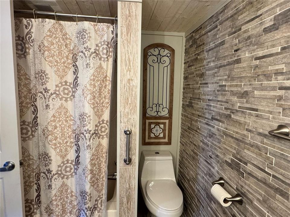 For Sale: $260,000 (2 beds, 1 baths, 914 Square Feet)