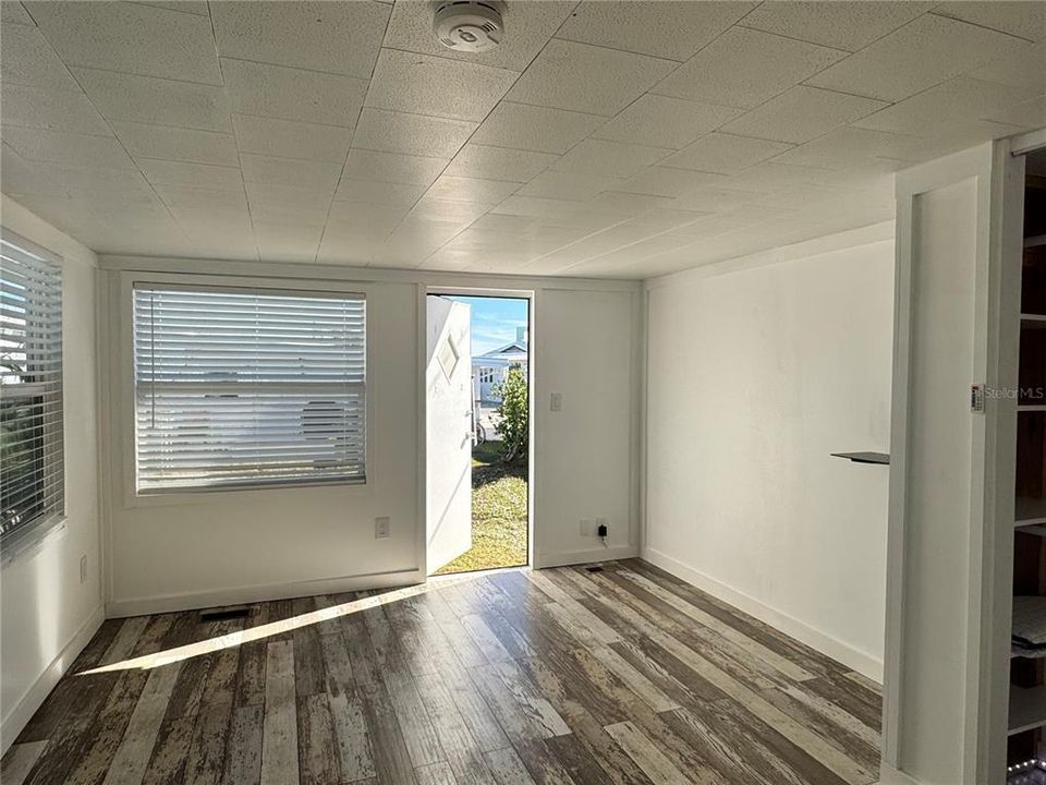 For Sale: $260,000 (2 beds, 1 baths, 914 Square Feet)