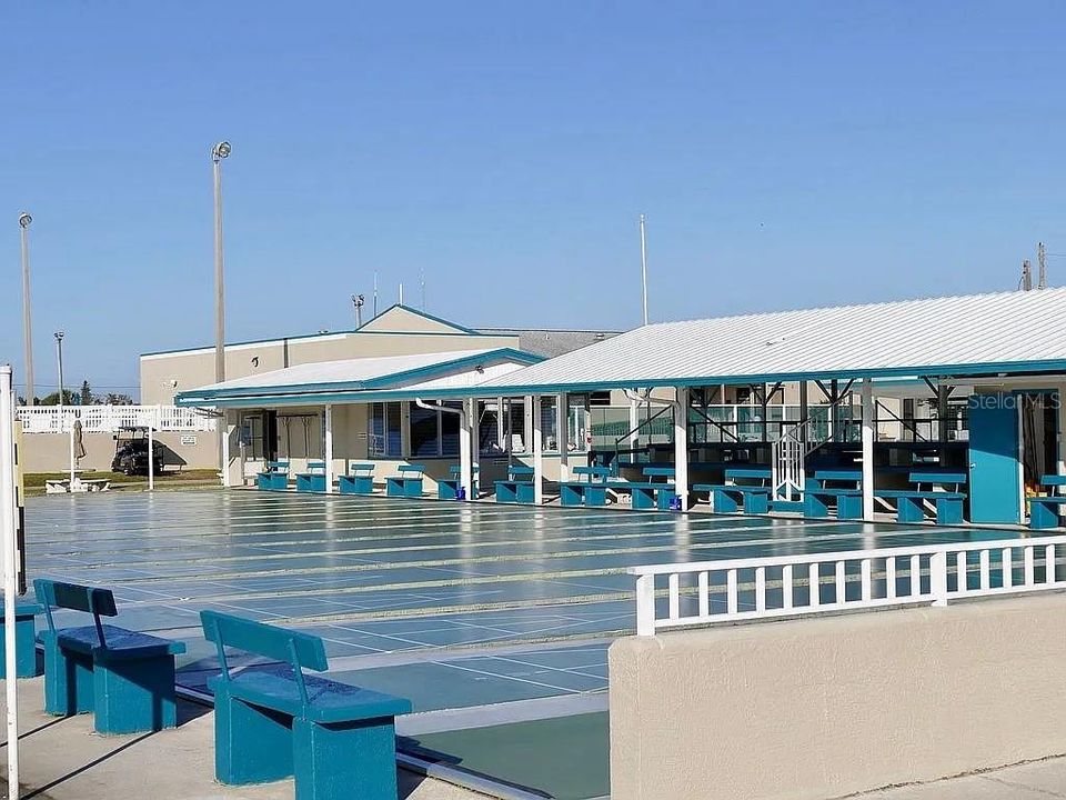 For Sale: $260,000 (2 beds, 1 baths, 914 Square Feet)