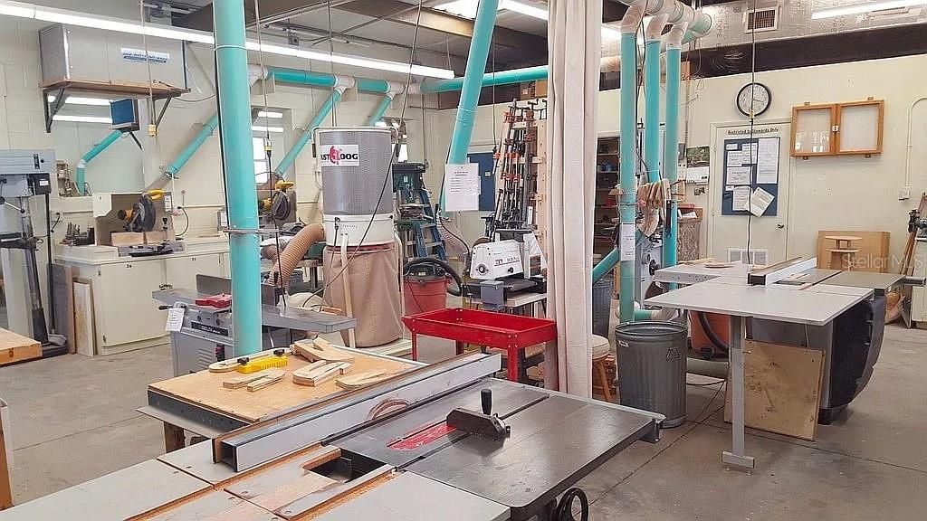 For Sale: $260,000 (2 beds, 1 baths, 914 Square Feet)