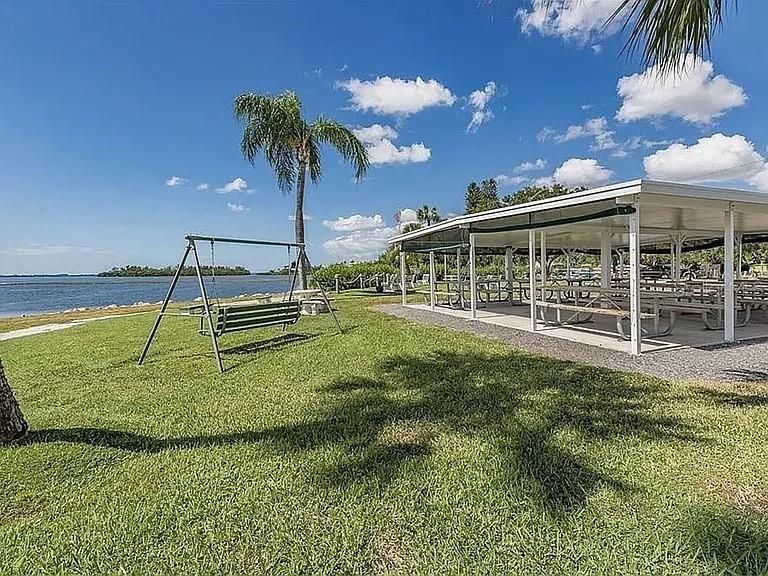 For Sale: $260,000 (2 beds, 1 baths, 914 Square Feet)