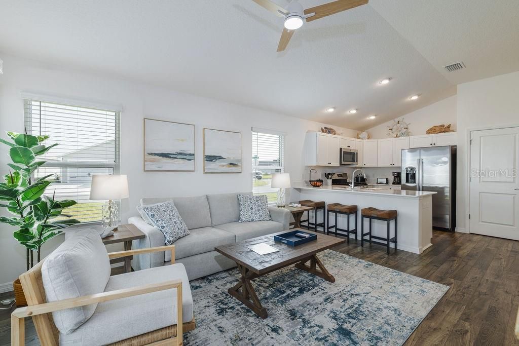 For Sale: $265,900 (2 beds, 2 baths, 984 Square Feet)