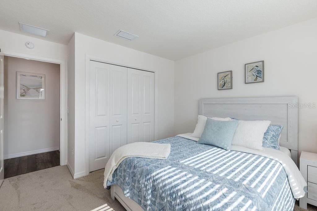 For Sale: $265,900 (2 beds, 2 baths, 984 Square Feet)