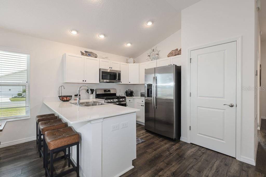 For Sale: $265,900 (2 beds, 2 baths, 984 Square Feet)