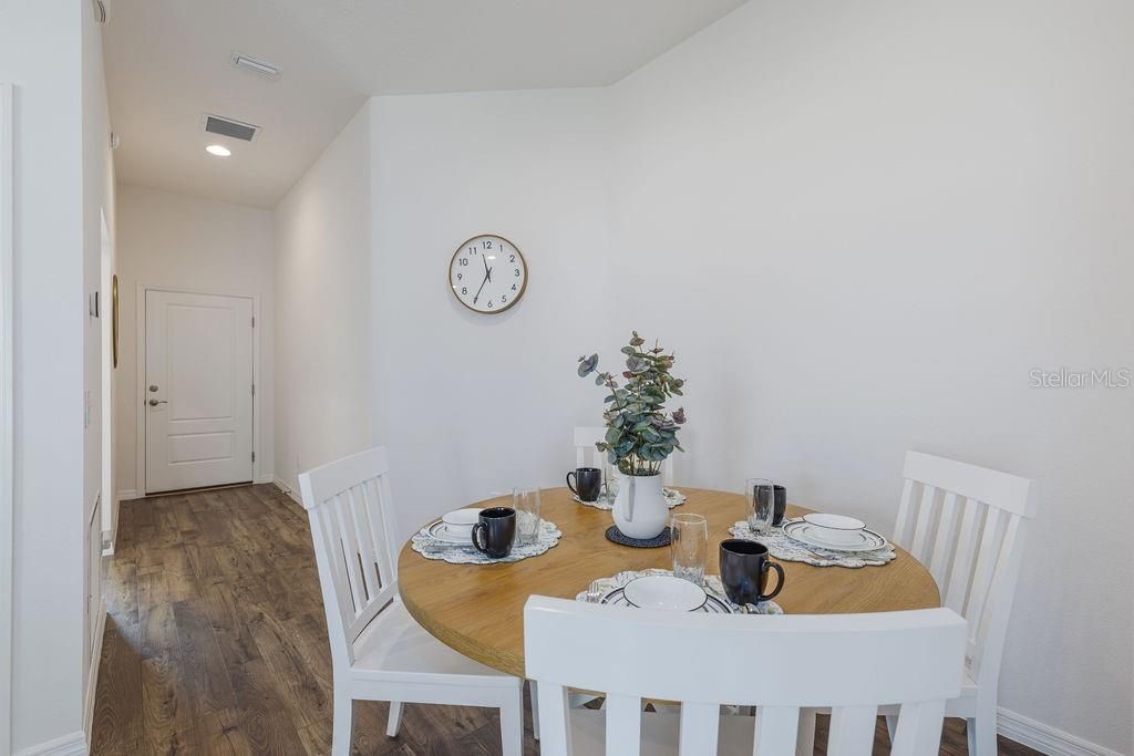 For Sale: $265,900 (2 beds, 2 baths, 984 Square Feet)