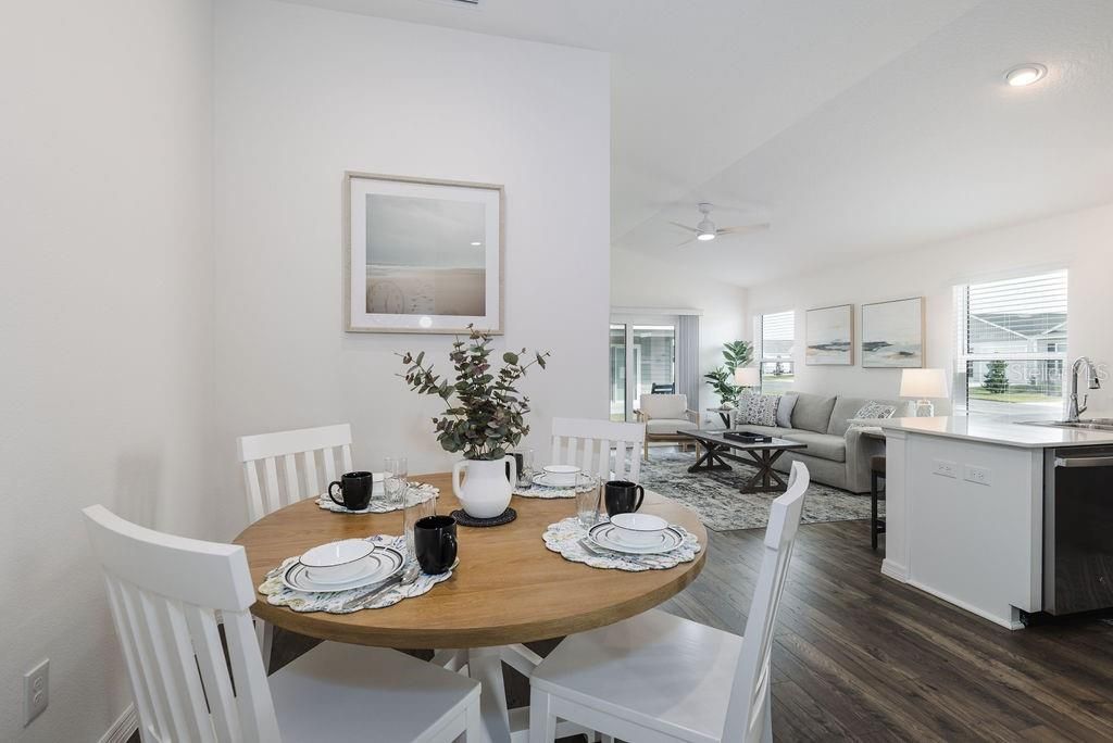 For Sale: $265,900 (2 beds, 2 baths, 984 Square Feet)