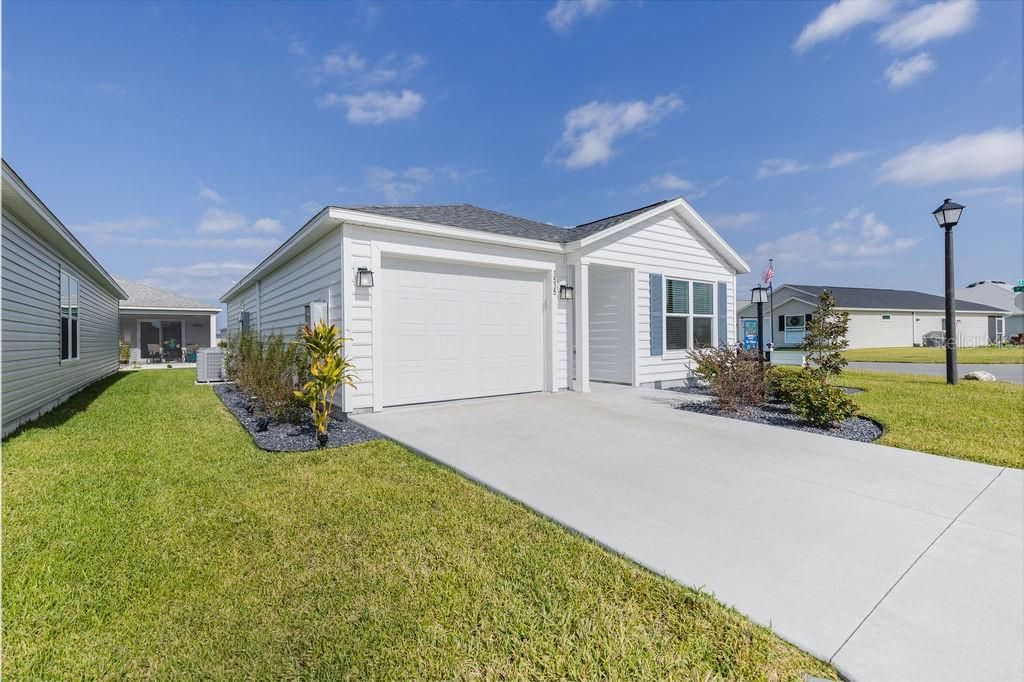 For Sale: $265,900 (2 beds, 2 baths, 984 Square Feet)