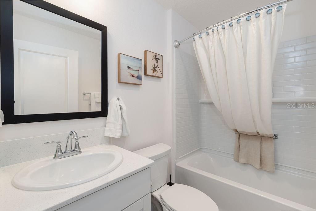 For Sale: $265,900 (2 beds, 2 baths, 984 Square Feet)