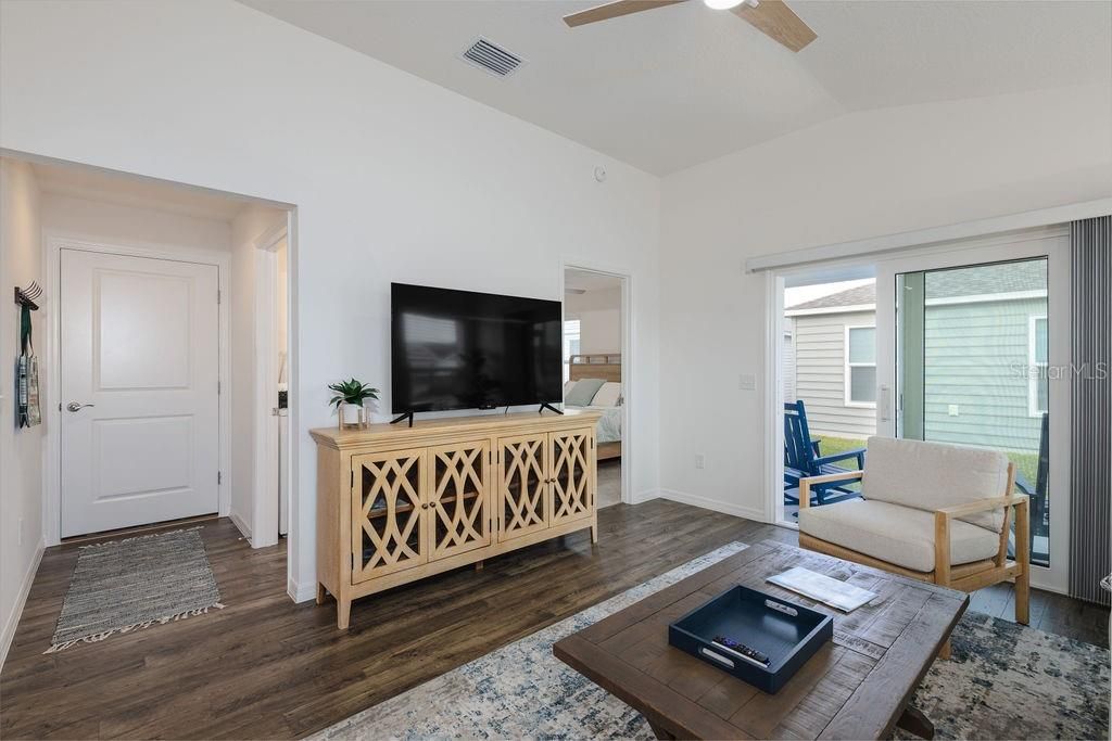 For Sale: $265,900 (2 beds, 2 baths, 984 Square Feet)