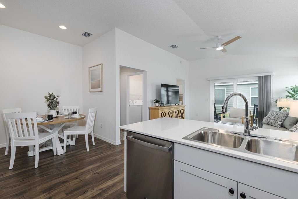 For Sale: $265,900 (2 beds, 2 baths, 984 Square Feet)