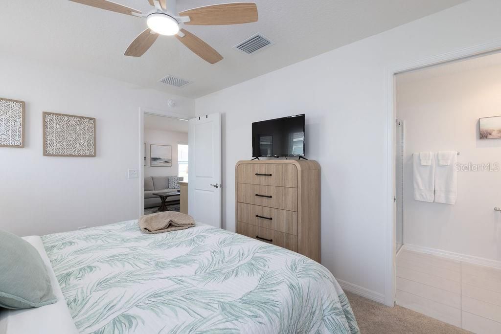 For Sale: $265,900 (2 beds, 2 baths, 984 Square Feet)