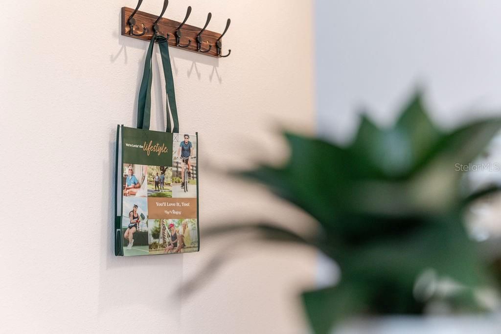 For Sale: $265,900 (2 beds, 2 baths, 984 Square Feet)