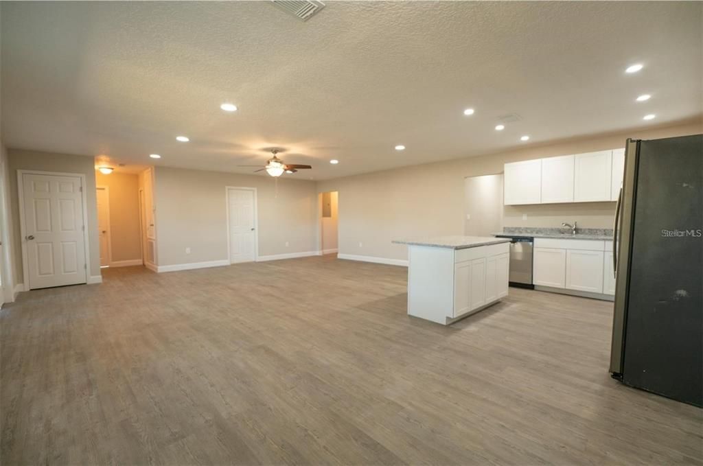 待售: $335,000 (4 贝兹, 2 浴室, 2166 平方英尺)