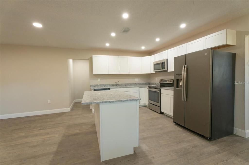 待售: $335,000 (4 贝兹, 2 浴室, 2166 平方英尺)