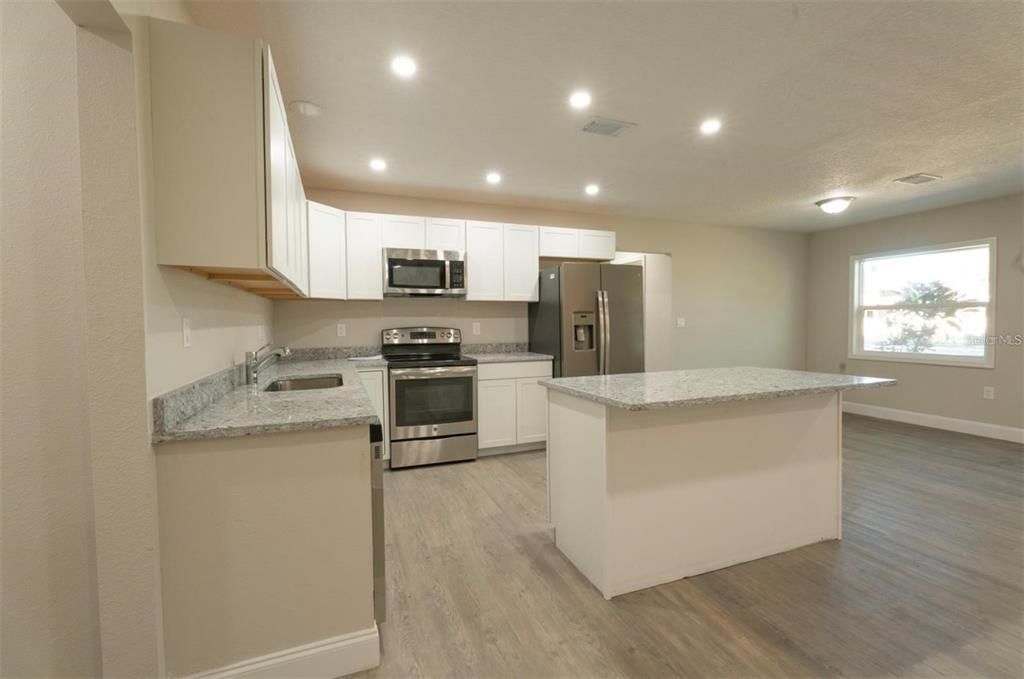 待售: $335,000 (4 贝兹, 2 浴室, 2166 平方英尺)