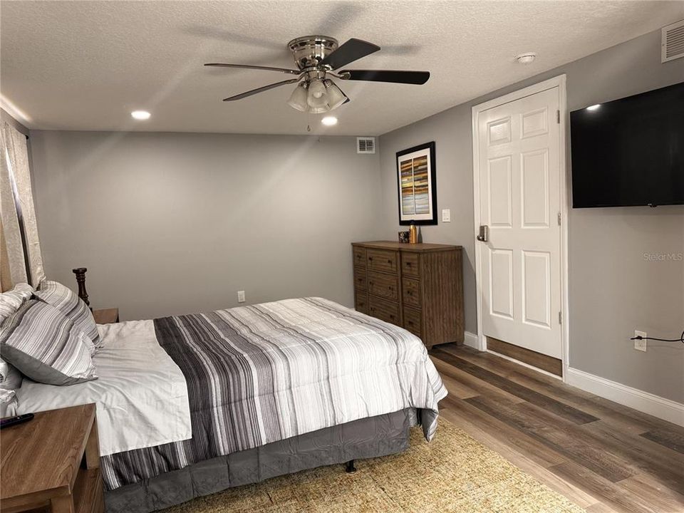 For Sale: $380,000 (3 beds, 2 baths, 1943 Square Feet)