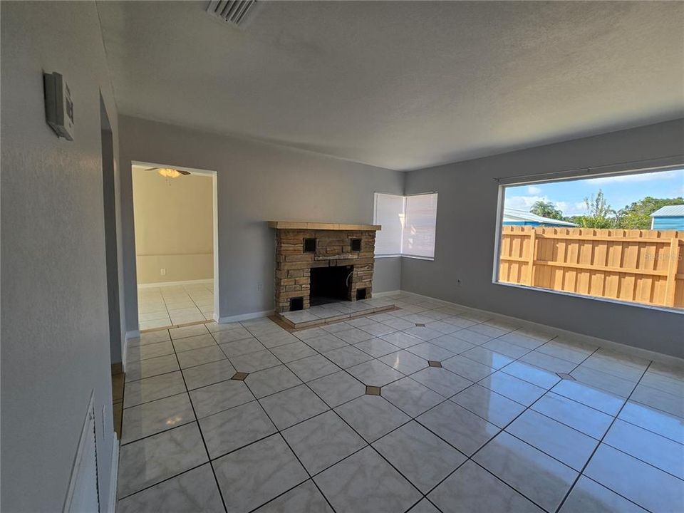 出租: $1,290 (2 贝兹, 1 浴室, 1246 平方英尺)