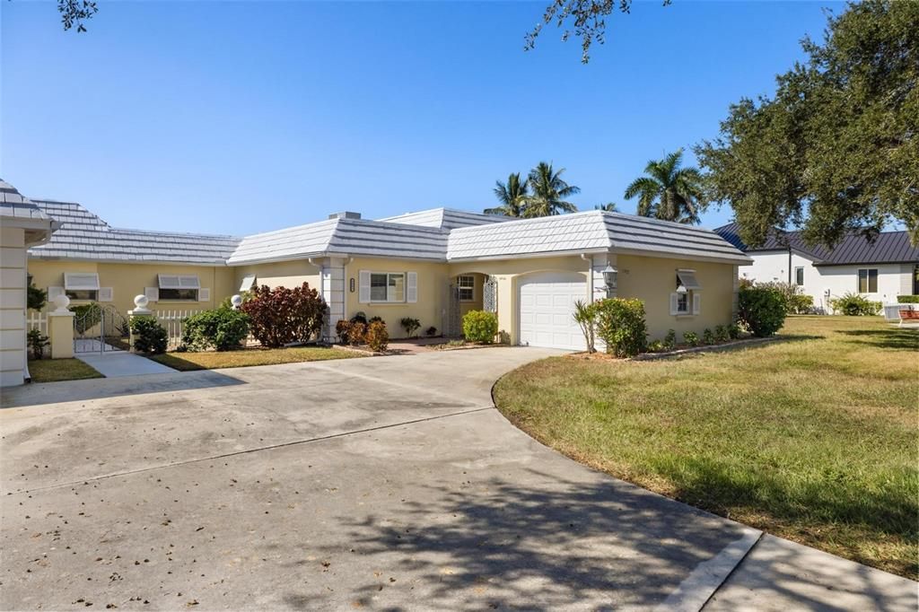 For Sale: $1,150,000 (2 beds, 2 baths, 1601 Square Feet)