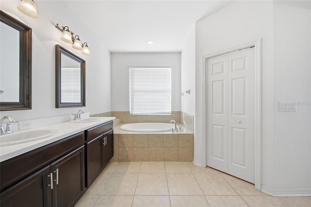 待售: $400,000 (3 贝兹, 2 浴室, 2029 平方英尺)