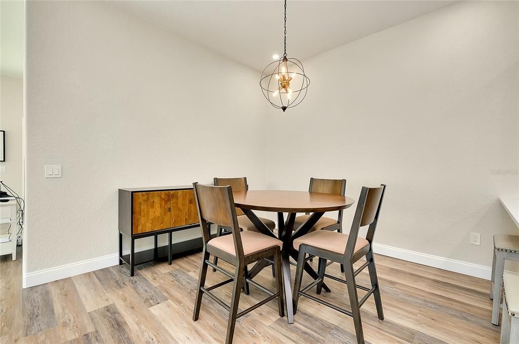 待售: $399,900 (2 贝兹, 2 浴室, 1385 平方英尺)